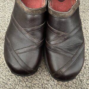 MERRELL BROWN LOAFERS SZ  8M